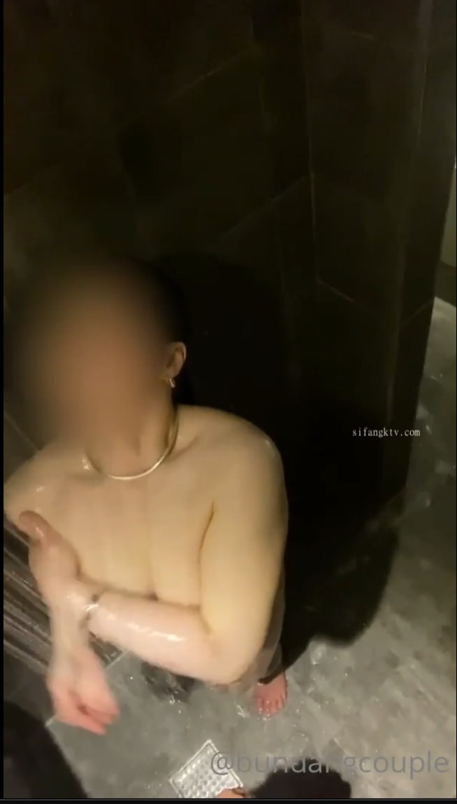 颜值爆表完美露脸女神热舞诱惑，换透明内裤，不过还是尺度小